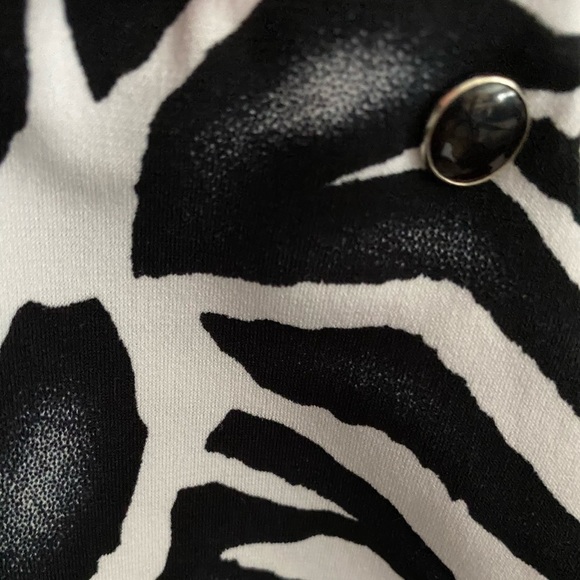 Lovely Black & White Cache Slip-Over Top Sz Large - Picture 8 of 8